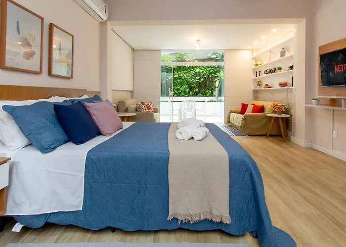 Maravilhoso Loft Em Copacabana A 150 Metros Da Praia Com Um Varandao Em Meio Ao Verde.