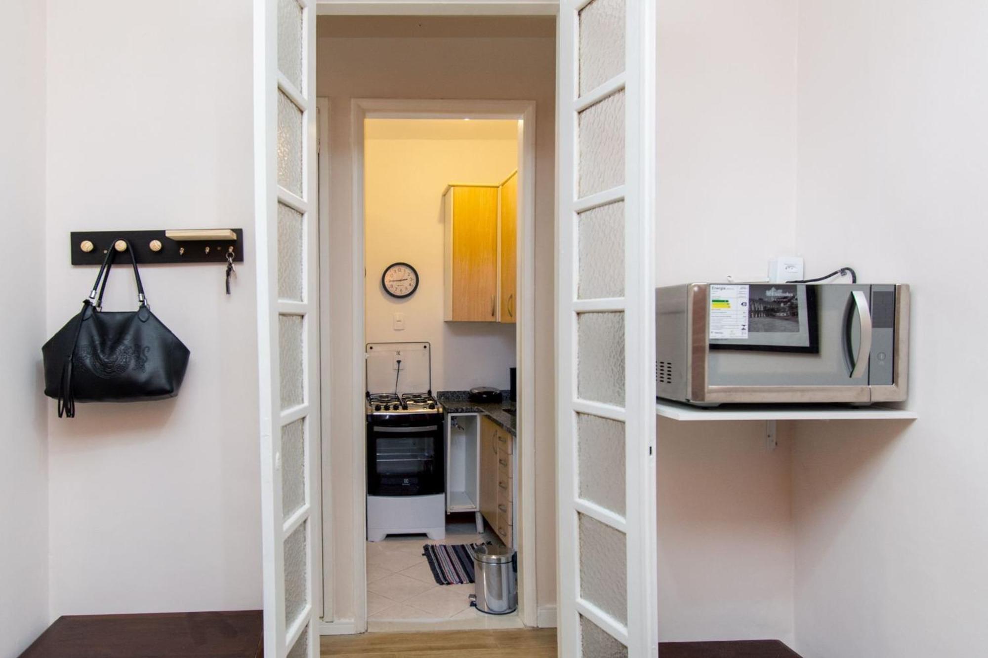 Maravilhoso Loft Em Copacabana A 150 Metros Da Com Um Varandao Em Meio Ao Verde. Appartement Rio de Janeiro